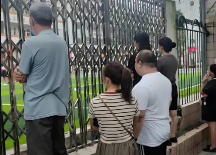 开学第一天围栏前“长满”家长 场面温馨又热闹