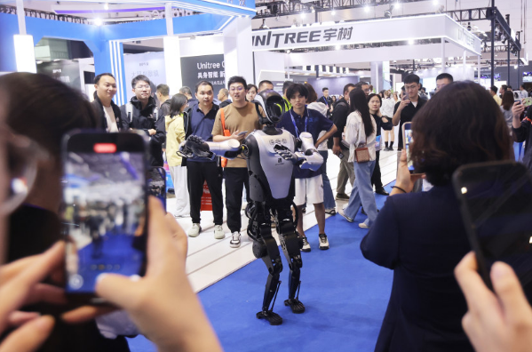 当机器人走进我们的生活：新质生产力绘就未来图景